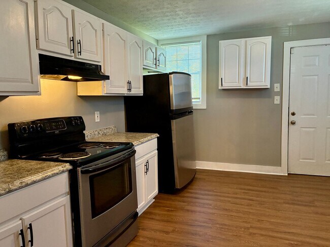 Building Photo - MOVE IN SPECIAL! $100 SECURITY DEPOSIT