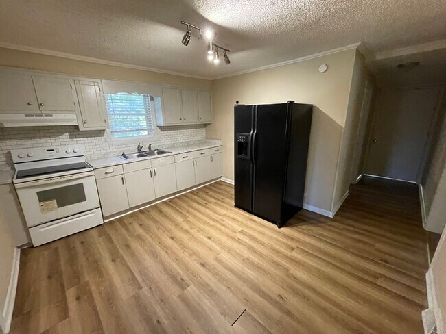 Building Photo - 3 bedroom 1 bath house available