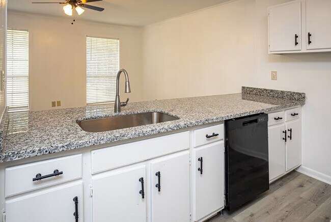 Building Photo - Beautiful and Spacious!  Freshly Renovated...