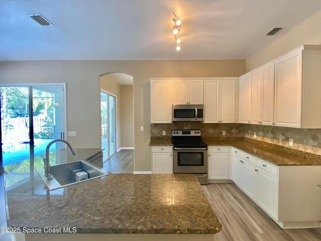 Building Photo - 765 Conestee Dr