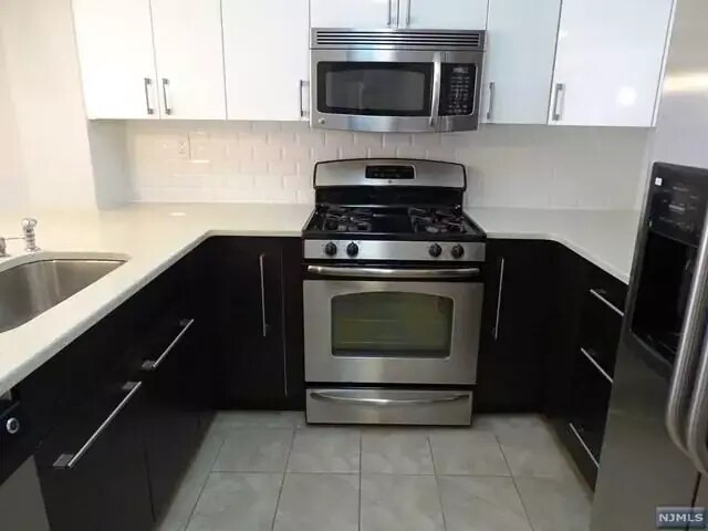 Kitchen - 361 River Rd