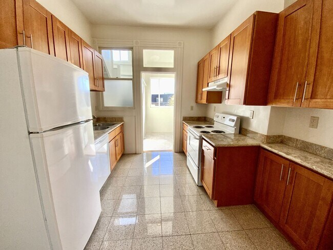 Building Photo - Full Floor Flat. PARKING! IN-UNIT LAUNDRY!...