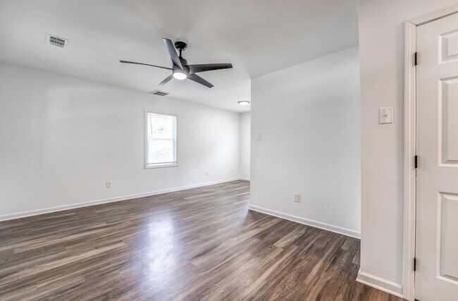Building Photo - 405 W Brooks Rd
