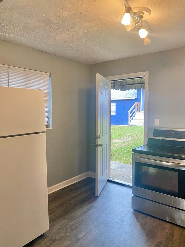 Kitchen - 324 E Pershing St