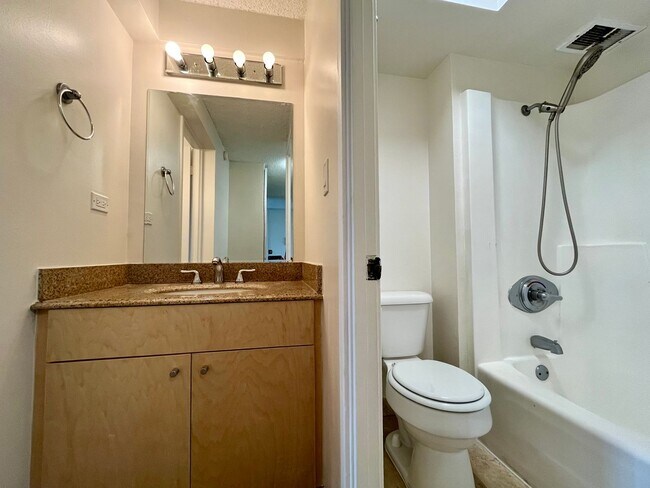 Building Photo - Haiku Hale: 2 Bed, 1 Bath Condo w/ 1 Parki...