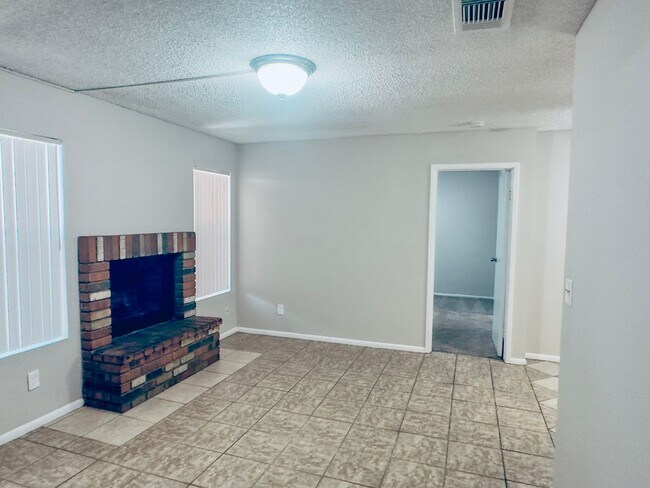 Building Photo - MOVE IN SPECIAL! Updated 2 Bed/2 Bath Cond...