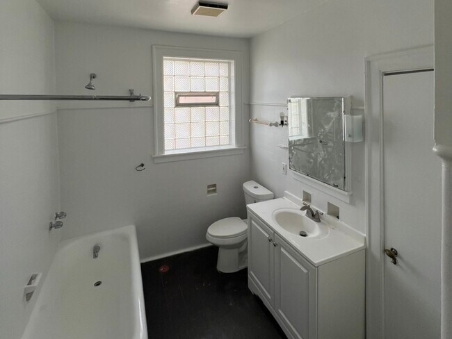 Building Photo - 7412 S South Shore Dr