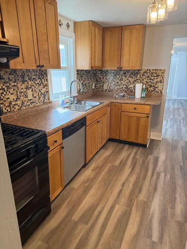 Building Photo - Newly Updated Home in Downtown Middleton