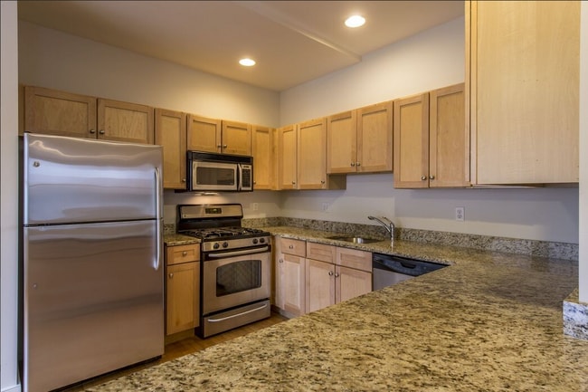 Building Photo - 105 2nd St