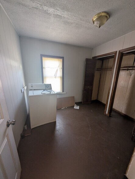 Building Photo - 2116 W Garden St