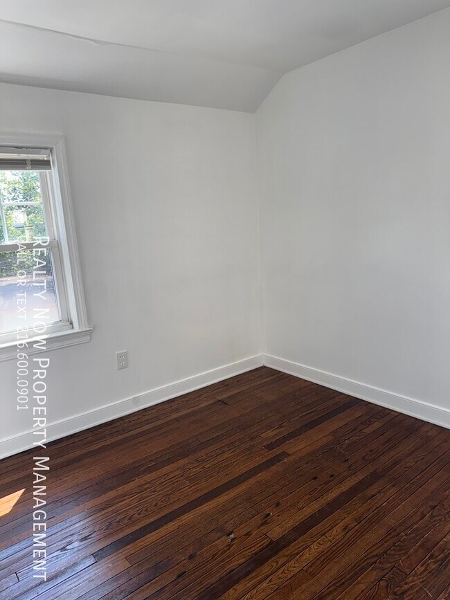 Building Photo - 3373 Colwyn Rd