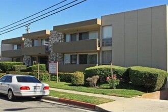 Building Photo - Commodore Apartments