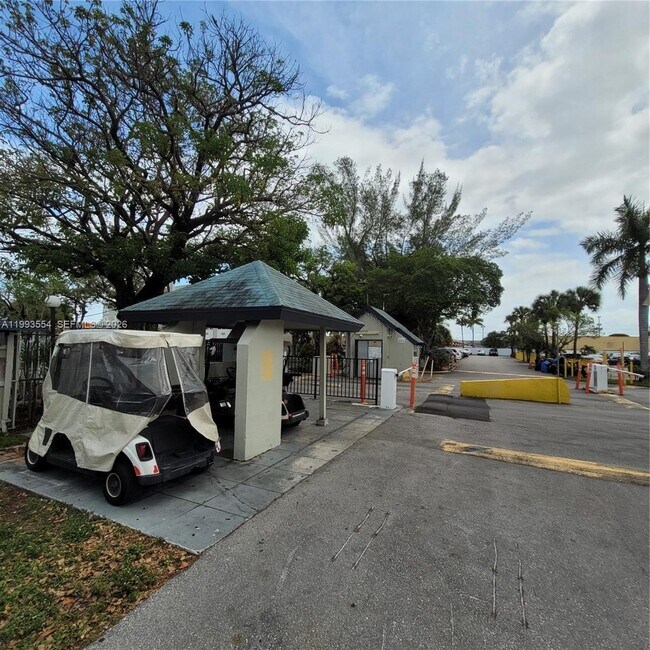 Building Photo - 10090 NW 80th Ct