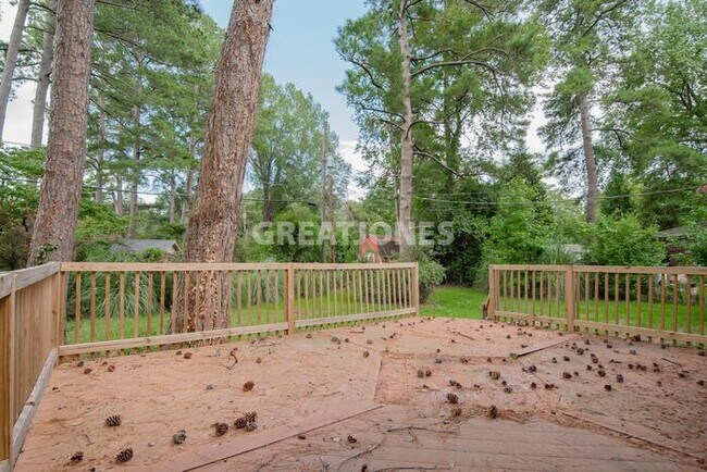 Building Photo - 2136 Robin Rd