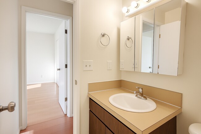 Building Photo - 2 bedroom 1 bath, pet-friendly, duplex uni...