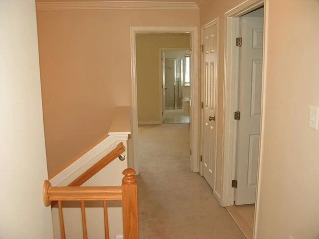 Building Photo - Beautiful townhome - 4BR, 2.5 Ba in a grea...