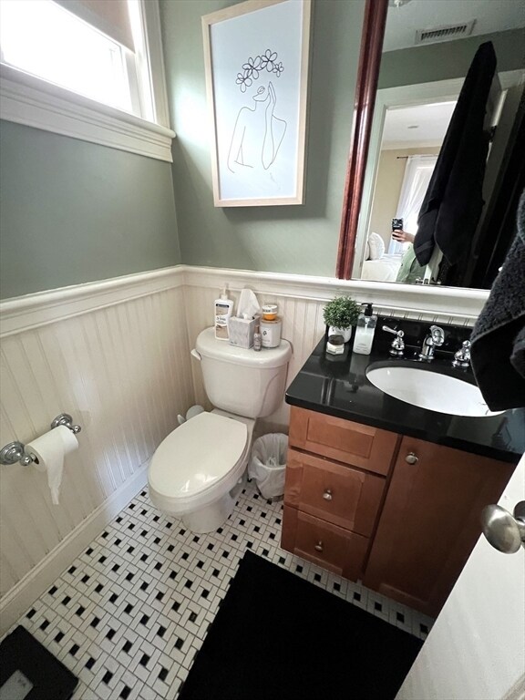 Building Photo - 447 E 7th St