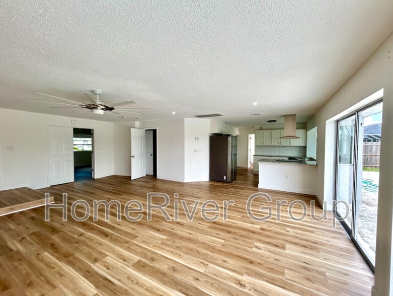 Building Photo - 565 Clearview Dr