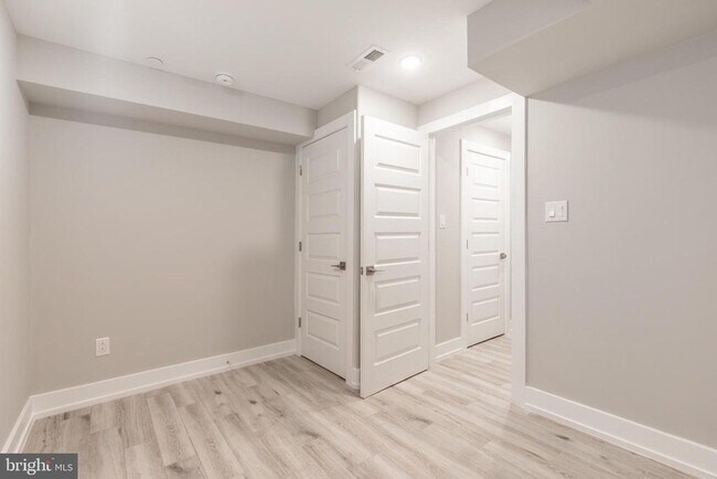 Building Photo - 2550 N Howard St