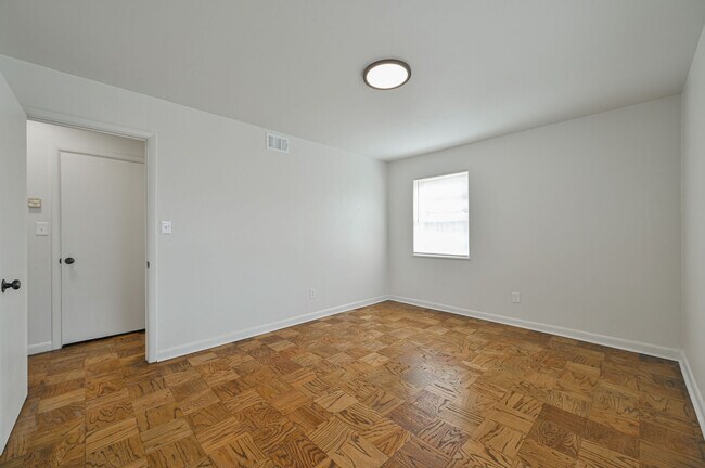 Building Photo - 6104 S Villa Ave