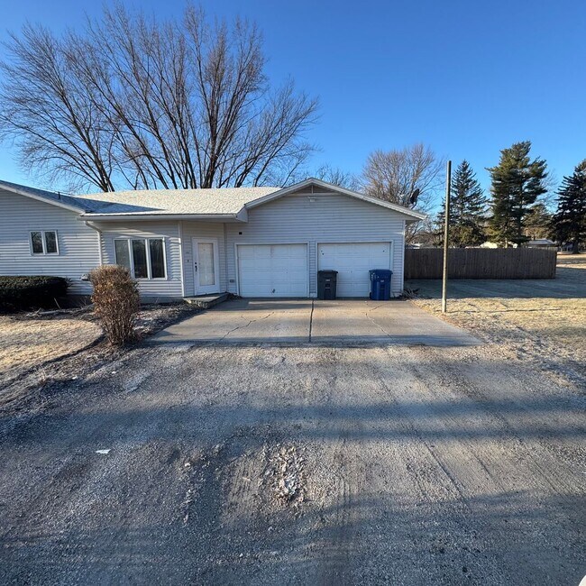 Building Photo - Spacious 3-Bedroom Home on Half-Acre Lot in Top-Rated Pleasant Valley School District!