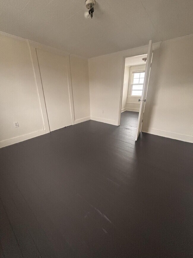 Building Photo - Spacious 2+ Bedroom in Prime Brunswick Location