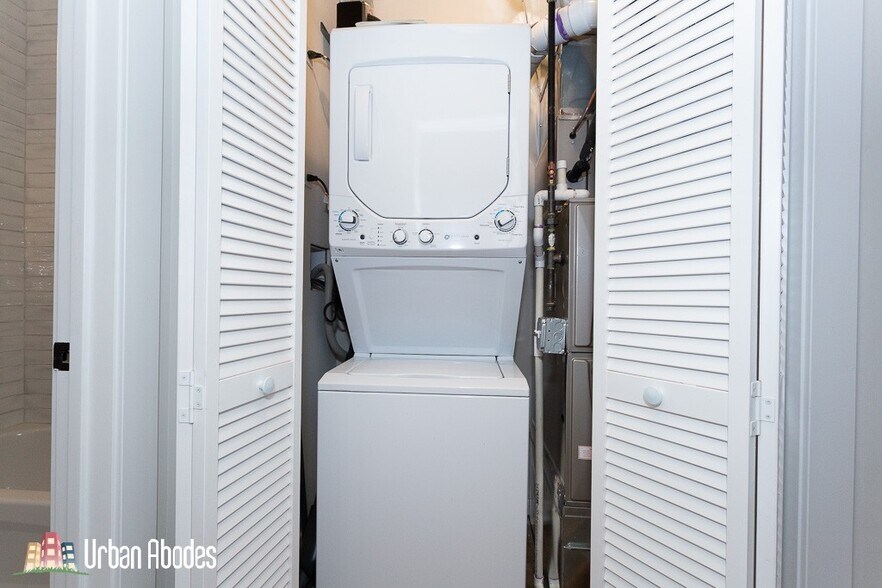 Building Photo - 651 W Wrightwood Ave