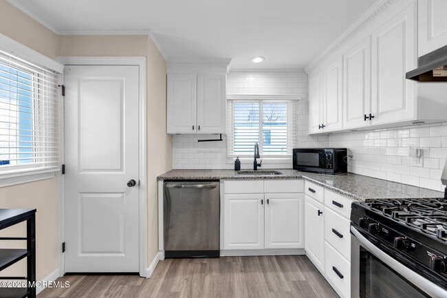 Building Photo - 105 Center St