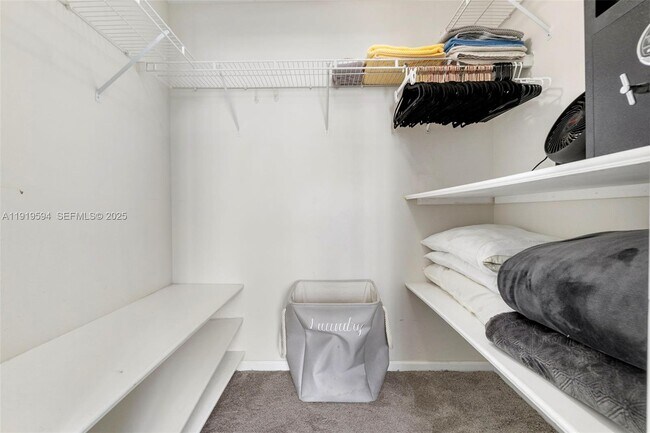 Building Photo - 1155 Brickell Bay Dr