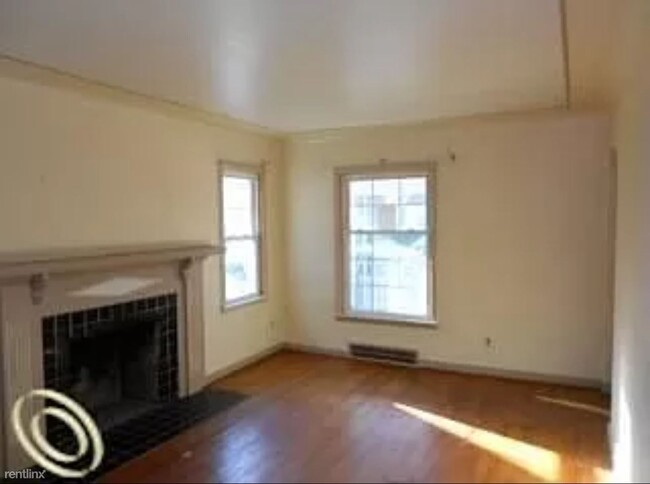 Building Photo - 3 br, 1 bath House - 15255 Hazelridge St S...