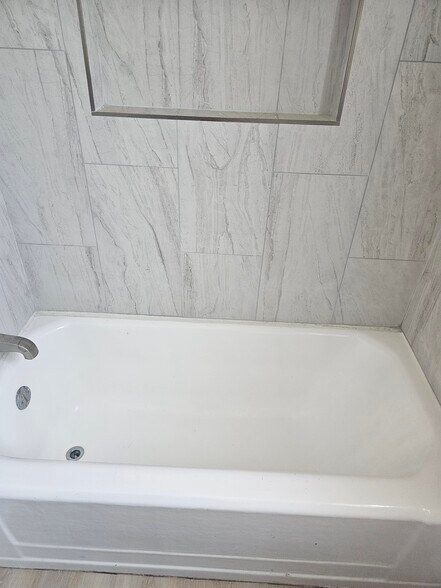 Tub and shower - 2305 Hauser Blvd