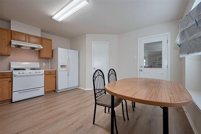 Building Photo - 8435 Westknoll Ln
