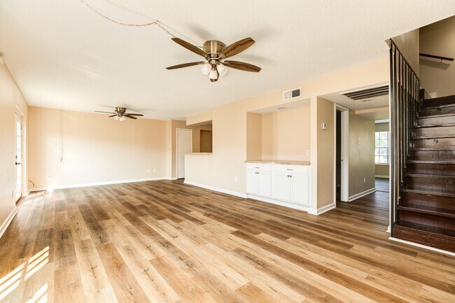 Building Photo - 1920 Back Bay Dr