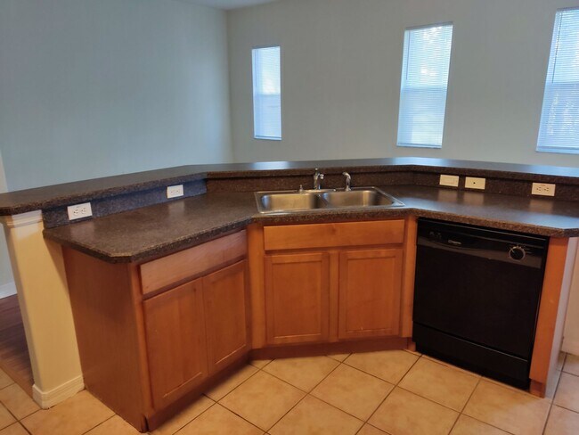Building Photo - 4/2/2, Beautiful and Spacious!