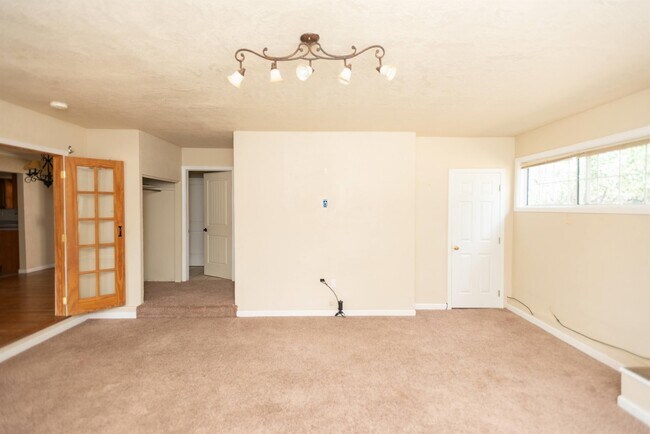 Building Photo - 307 N 3rd St