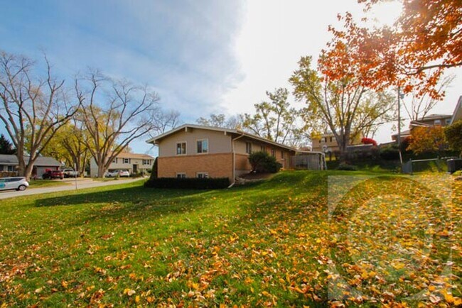 Building Photo - Comfortable 3 Bd /1.5 Ba Home  $300.00 off...