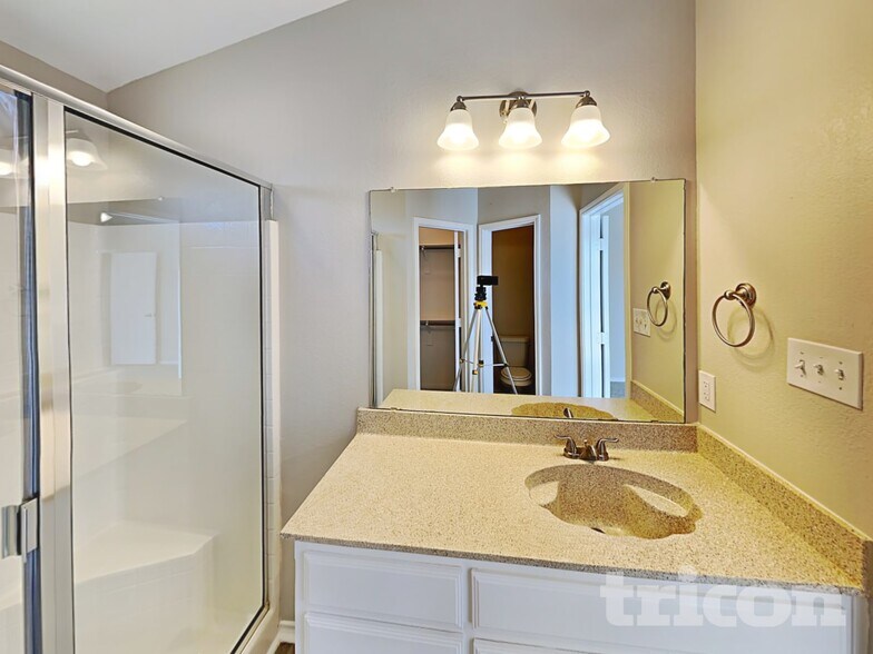 Building Photo - 1245 W Cottonwood Dr