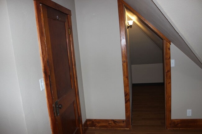 Building Photo - Large House Available for Move-In August 1st!