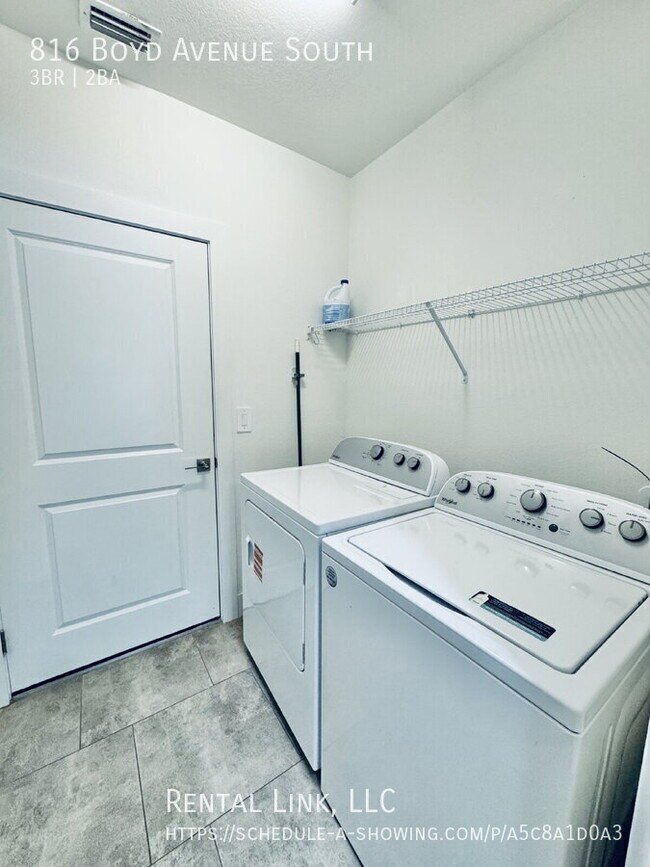 Building Photo - 816 Boyd Ave S