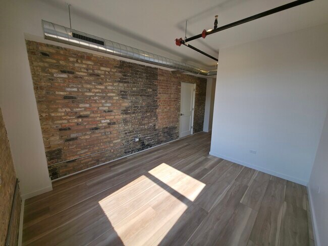 Building Photo - 2202 Lombard Ave
