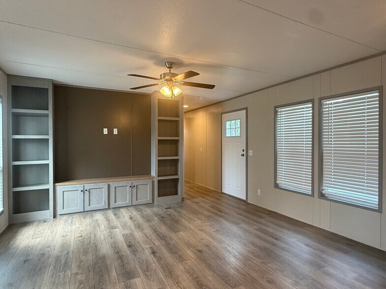 Building Photo - 210 Betty St