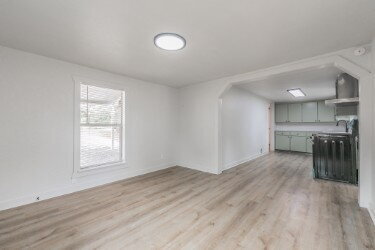 Building Photo - "Charming 2-Bedroom Retreat with Huge Yard...