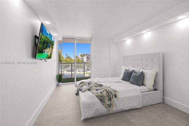 Building Photo - 2457 Collins Ave