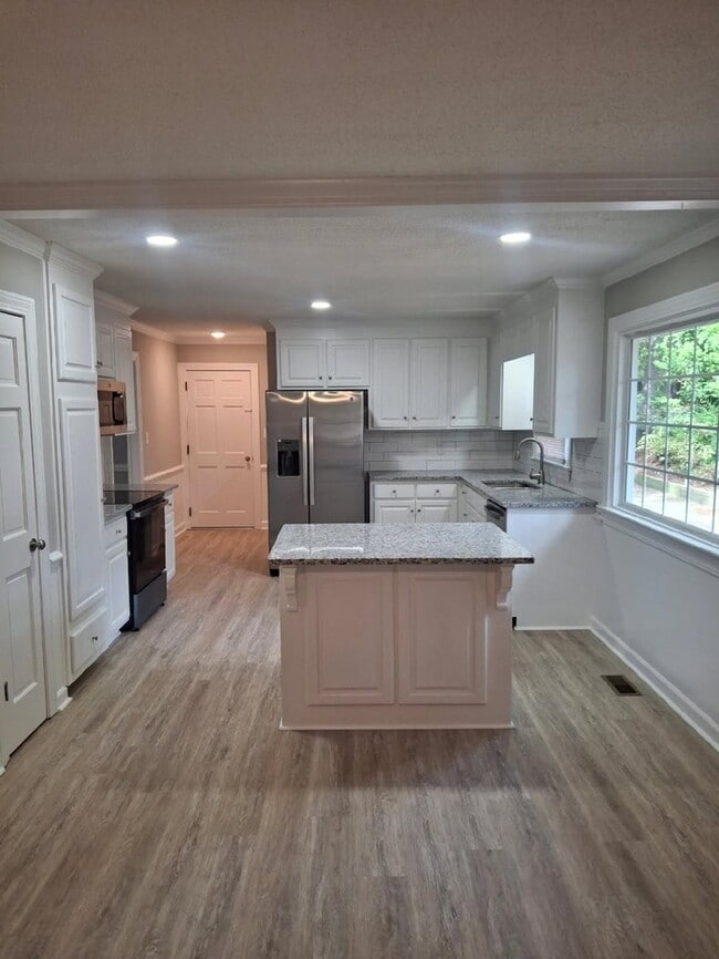 Building Photo - 3 Bedroom 2 Bath Ranch