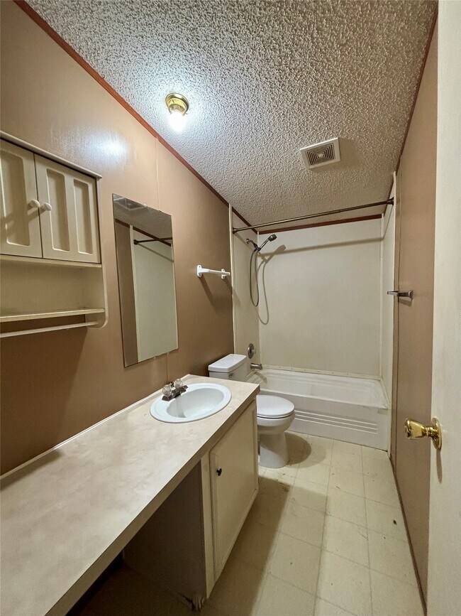 Building Photo - 111 Lakeside Woods Dr