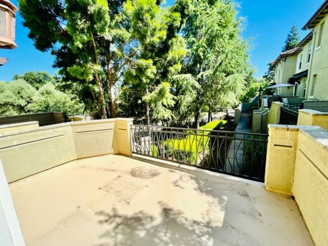 Building Photo - Gorgeous 3BD/2.5BA Tri-Level Townhouse- Ga...