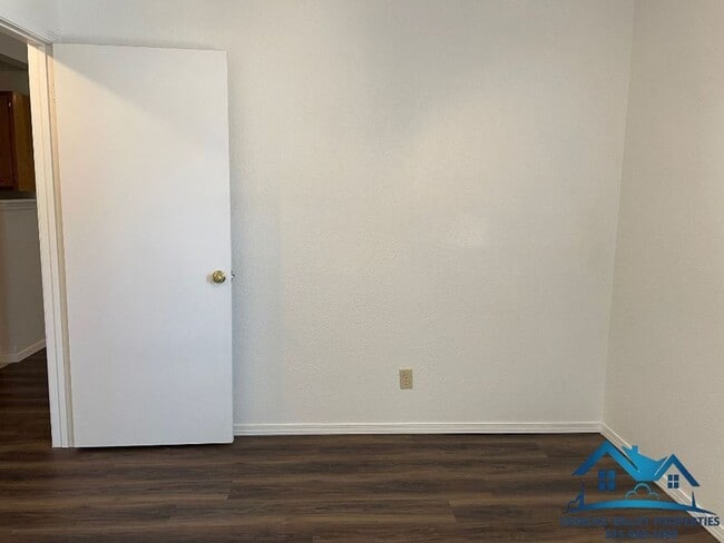 Building Photo - For Rent - 2 Bed/ 1.5 Bath