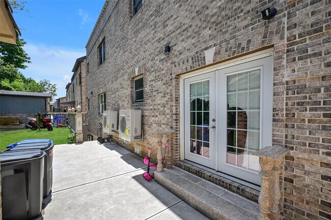 Building Photo - 14949 Hawtree St