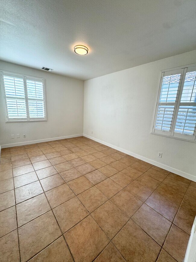 Building Photo - 4 Bedroom / 3 Bathroom Home in Elk Grove – Bedroom & Full Bath Downstairs SEE VIDEO