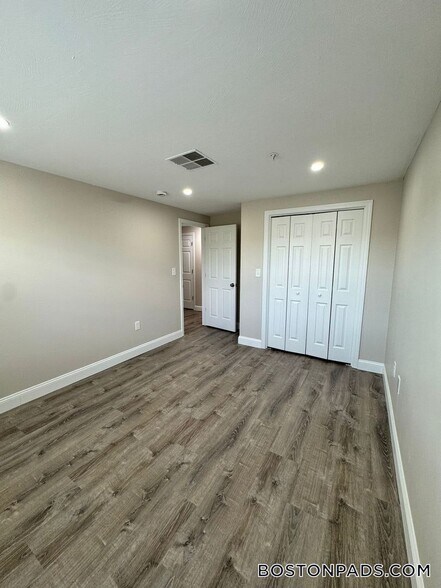 Building Photo - 21 Kenmar Dr